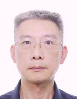 男人微笑的看着前面
描述已自动生成